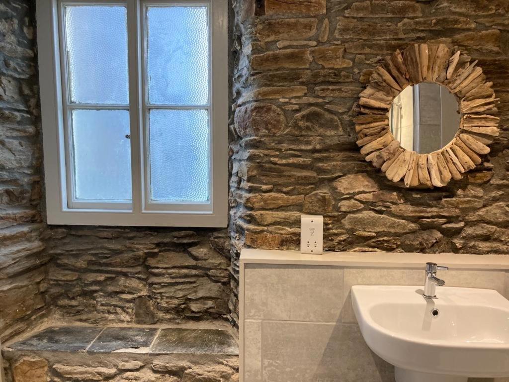 Prospect House: 17th Century Cottage with Private Apartments Looe Exterior photo